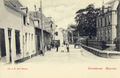 6609 Gezicht in de Breedstraat (noordelijke gedeelte) te Maarssen uit het westen, met de klapbrug en de Rooms ...